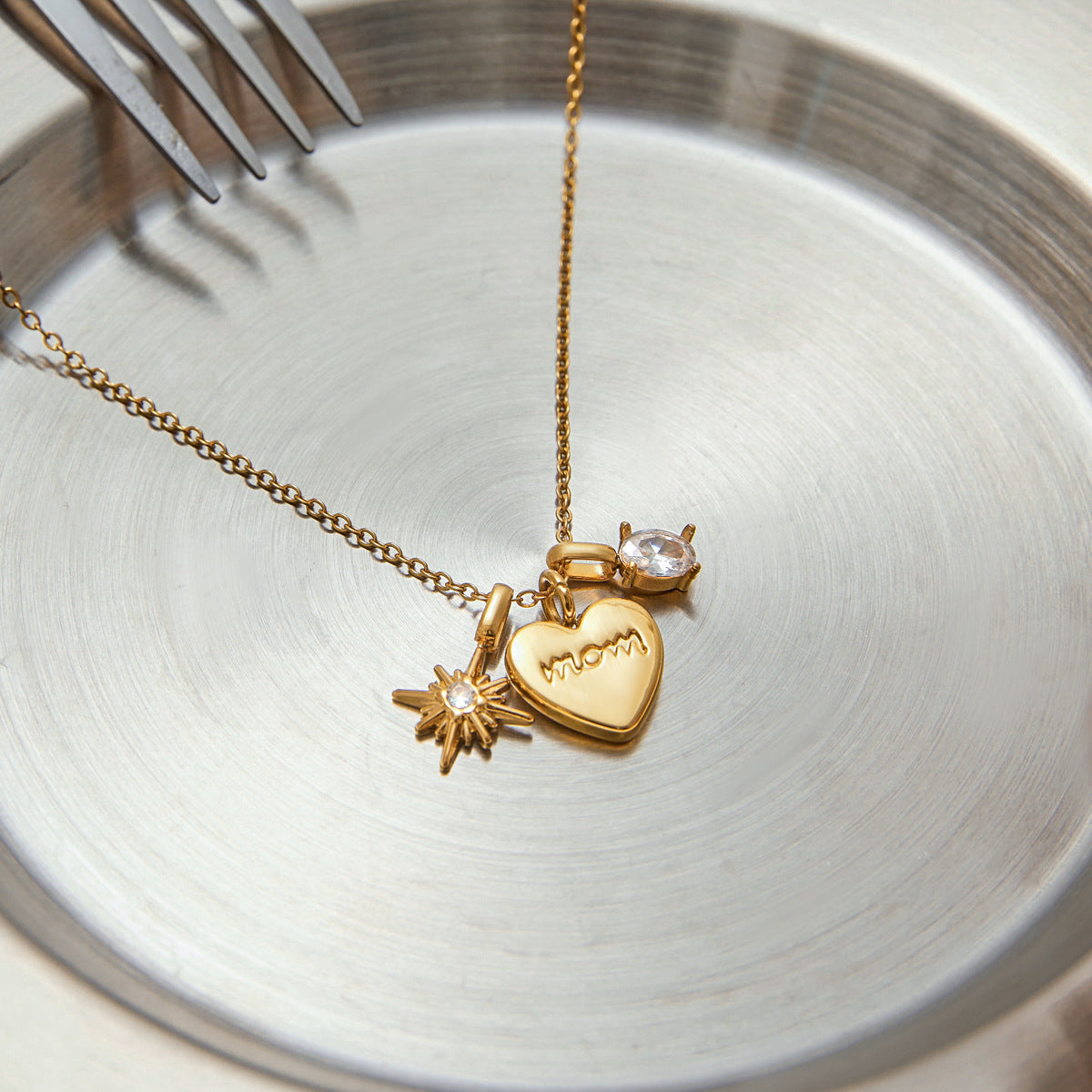 European and American Stainless Steel Zircon Love Necklace Light Luxury Niche Neck Chain Not Fading Titanium Steel Jewelry Women's High-end Sense